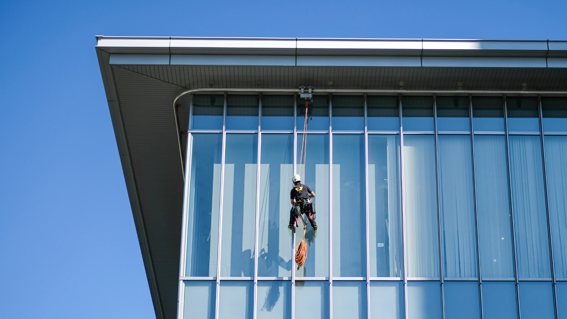 Mann Seilt sich von Gebäude ab